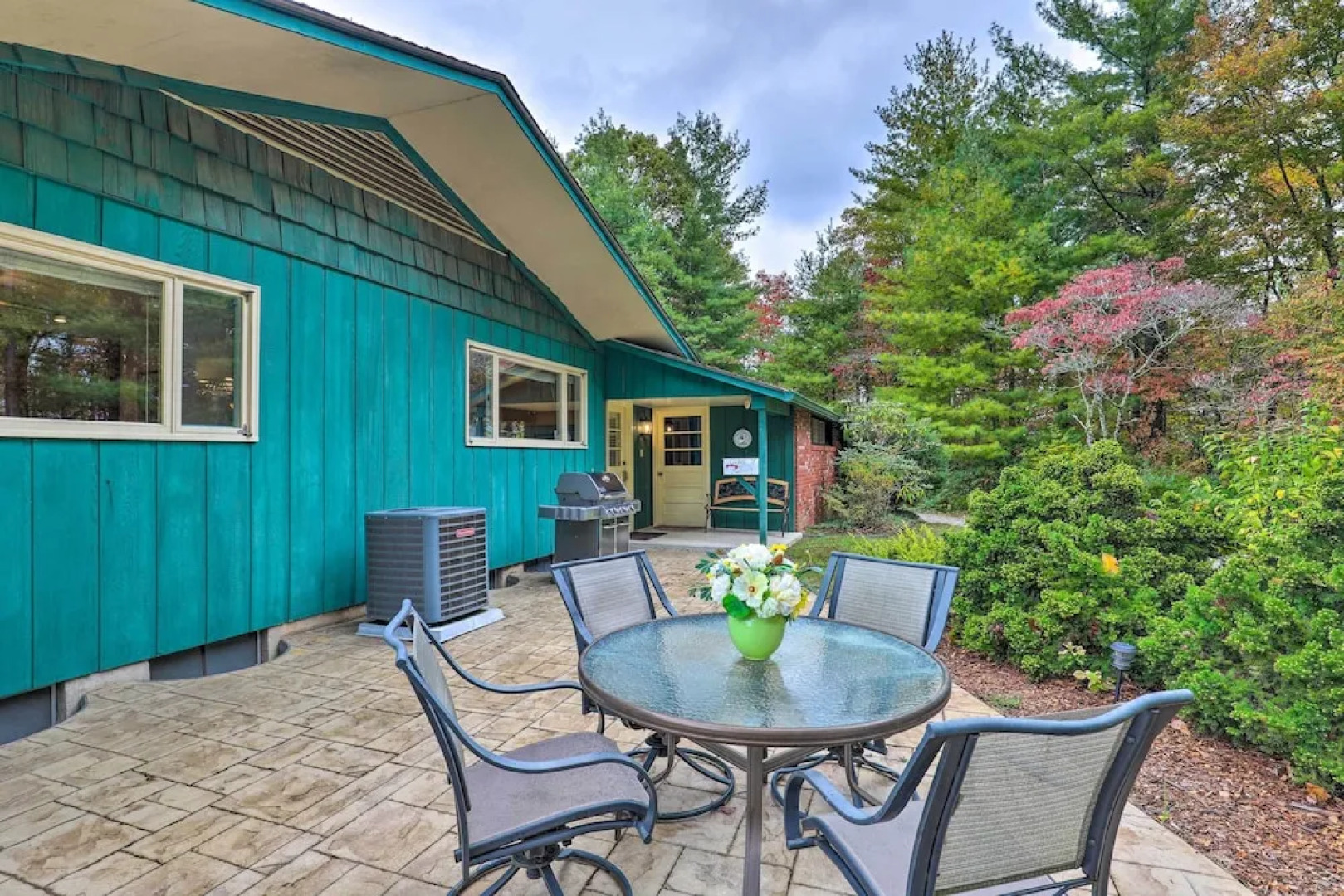 Stunning Fletcher Home: Hot Tub + Fire Pit!