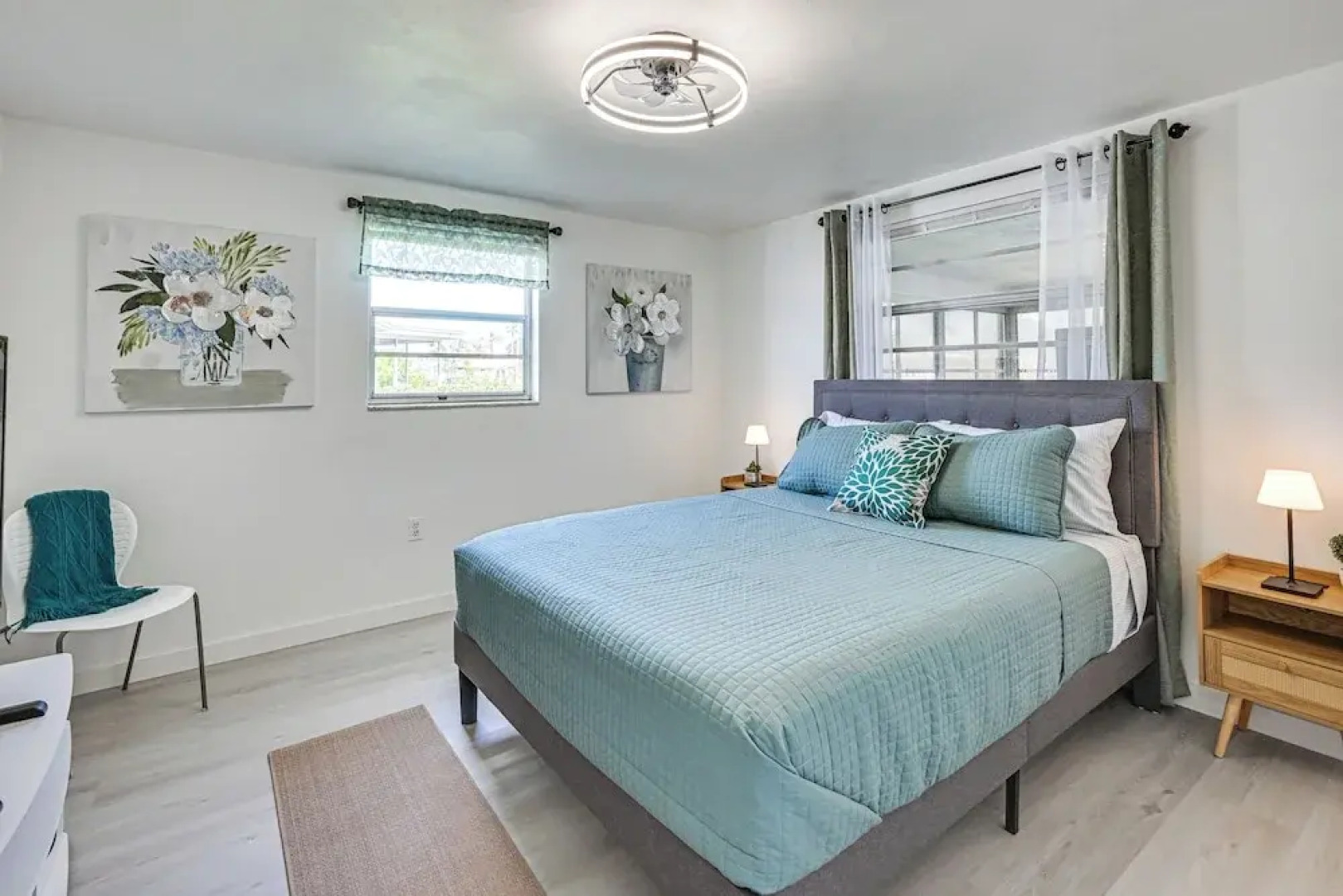 Sunset Views & Hot Tub: Lakefront Holiday Retreat!