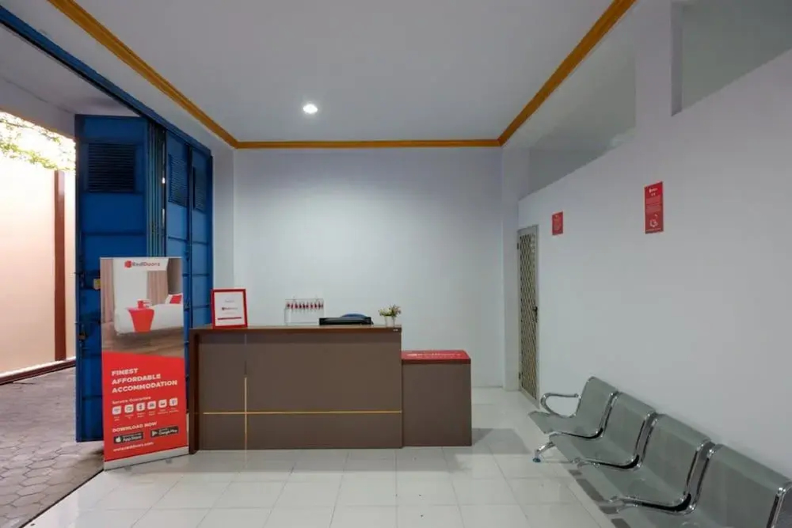 RedDoorz near GOR Satria 3
