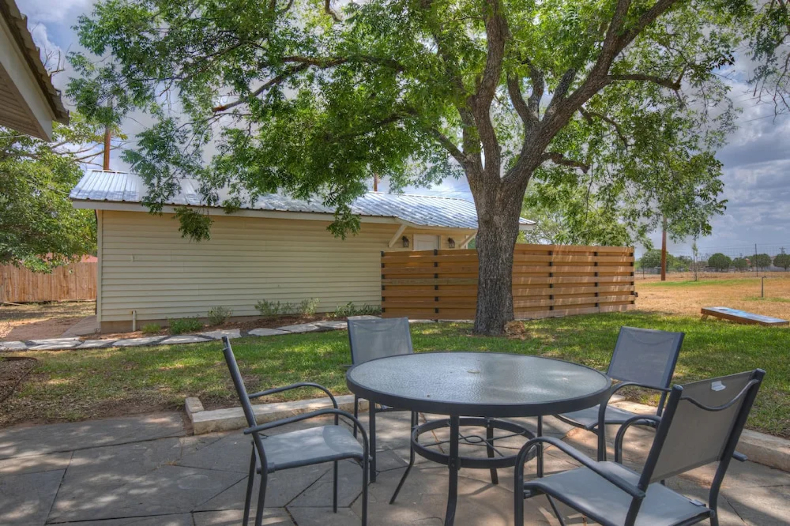 Spacious Home - Fire Pit, BBQ and Outdoor Seating!