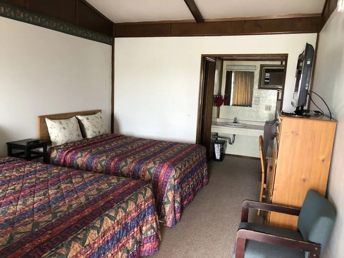 Edge O The Woods Motel