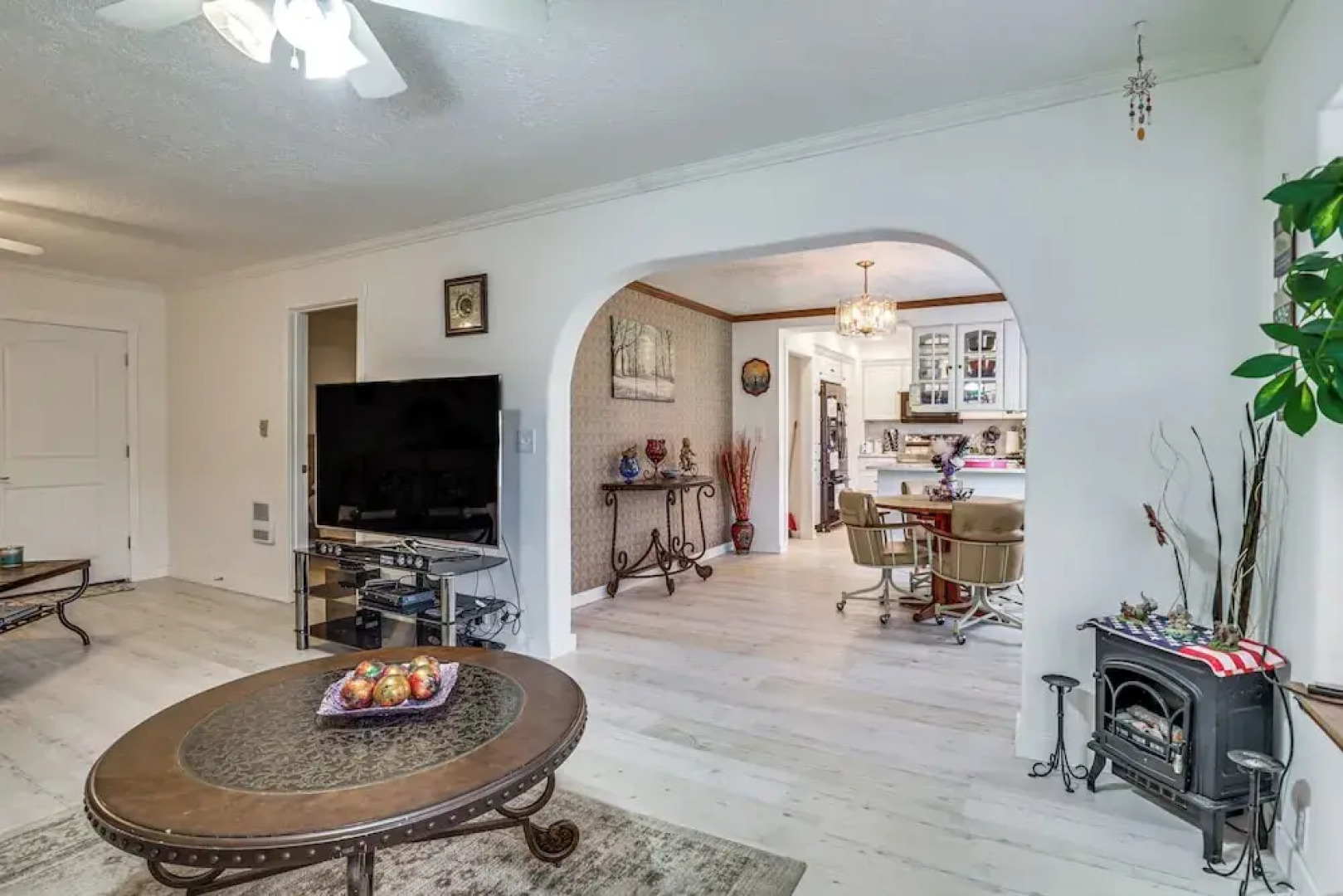 Salem Getaway w/ Hot Tub Near Parks & Boating!