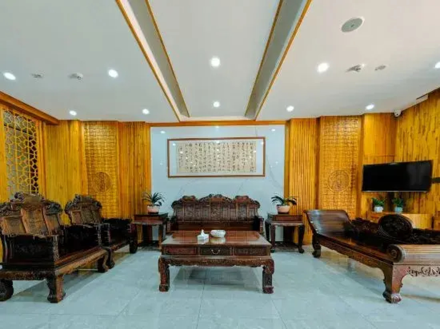 Mengla Liangqi Yunshe Business Hotel