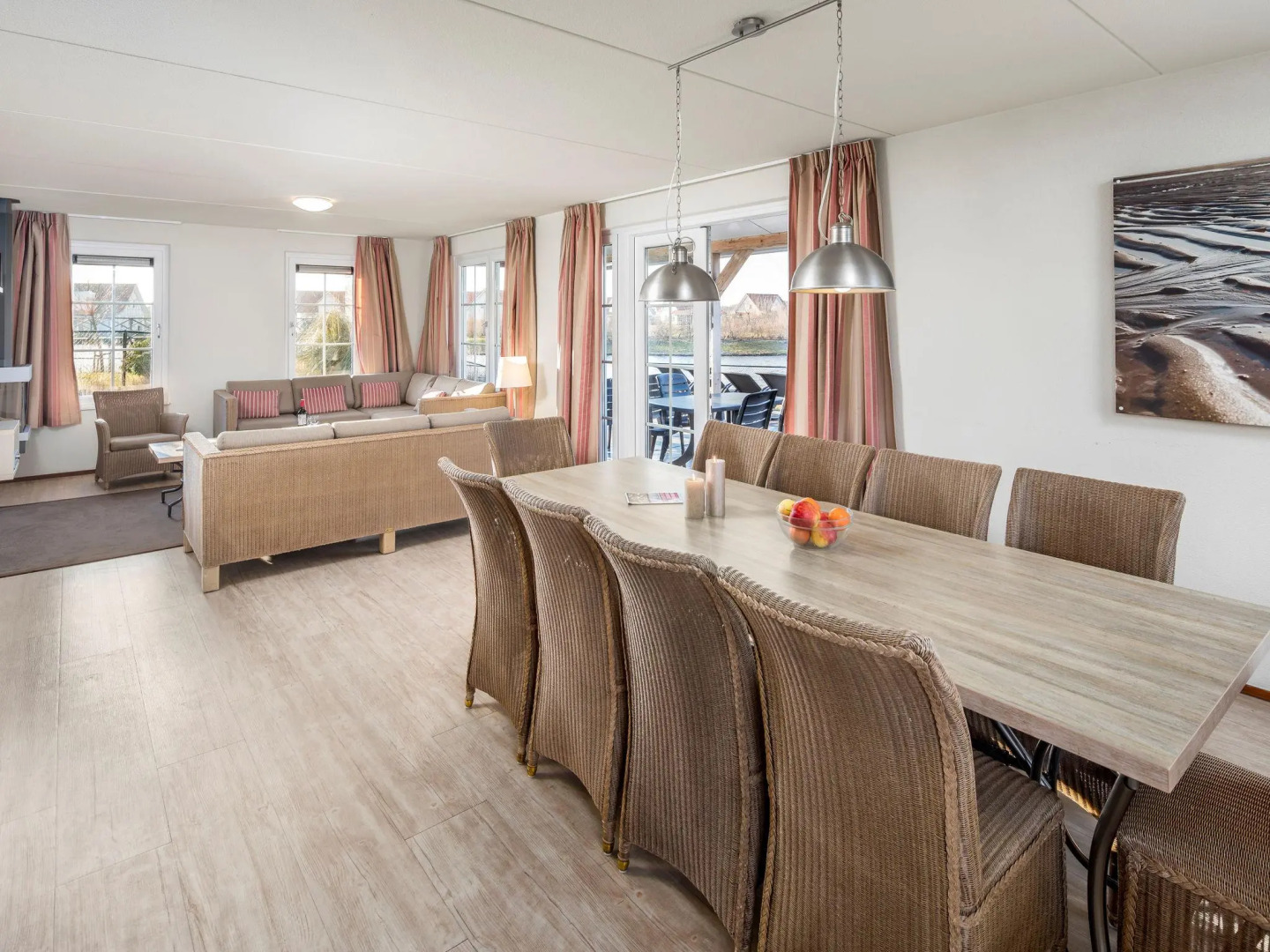 Luxurious villa with boat and game console, beach at 400 m.