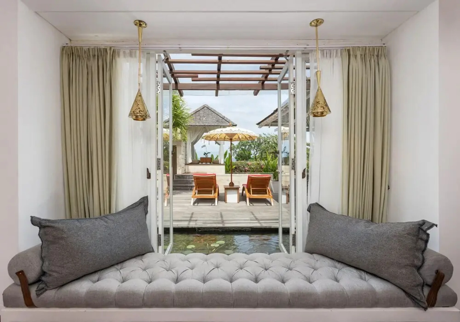 Exquisite Oceanfront 1 Br Villa in Seminyak