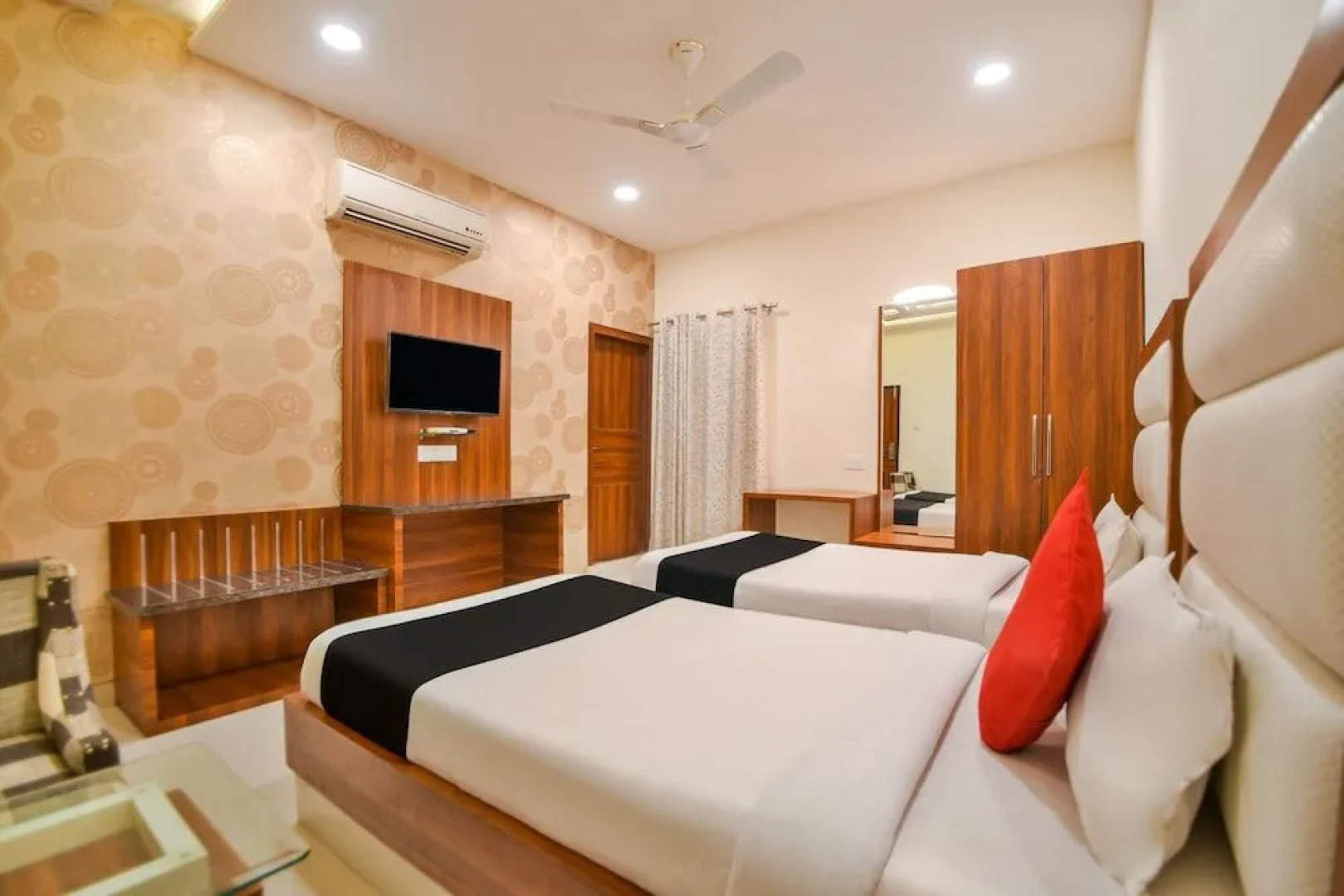 Capital O 39418 Hotel Harsh Deep