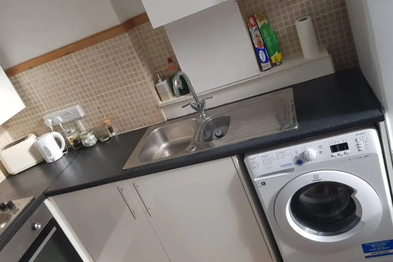 Bright, character 3 bed Apartment: 7 mins walk to sea