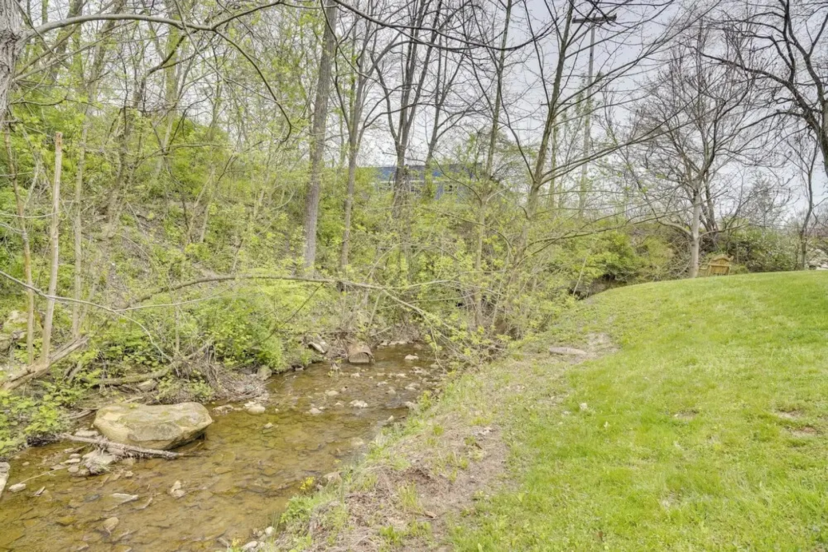 Serene Zanesville Getaway: Hot Tub, 2 Decks!