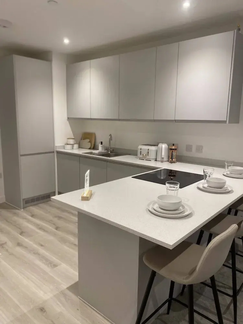 Lakeside - Central Apartment - Free Parking - Cinema Room