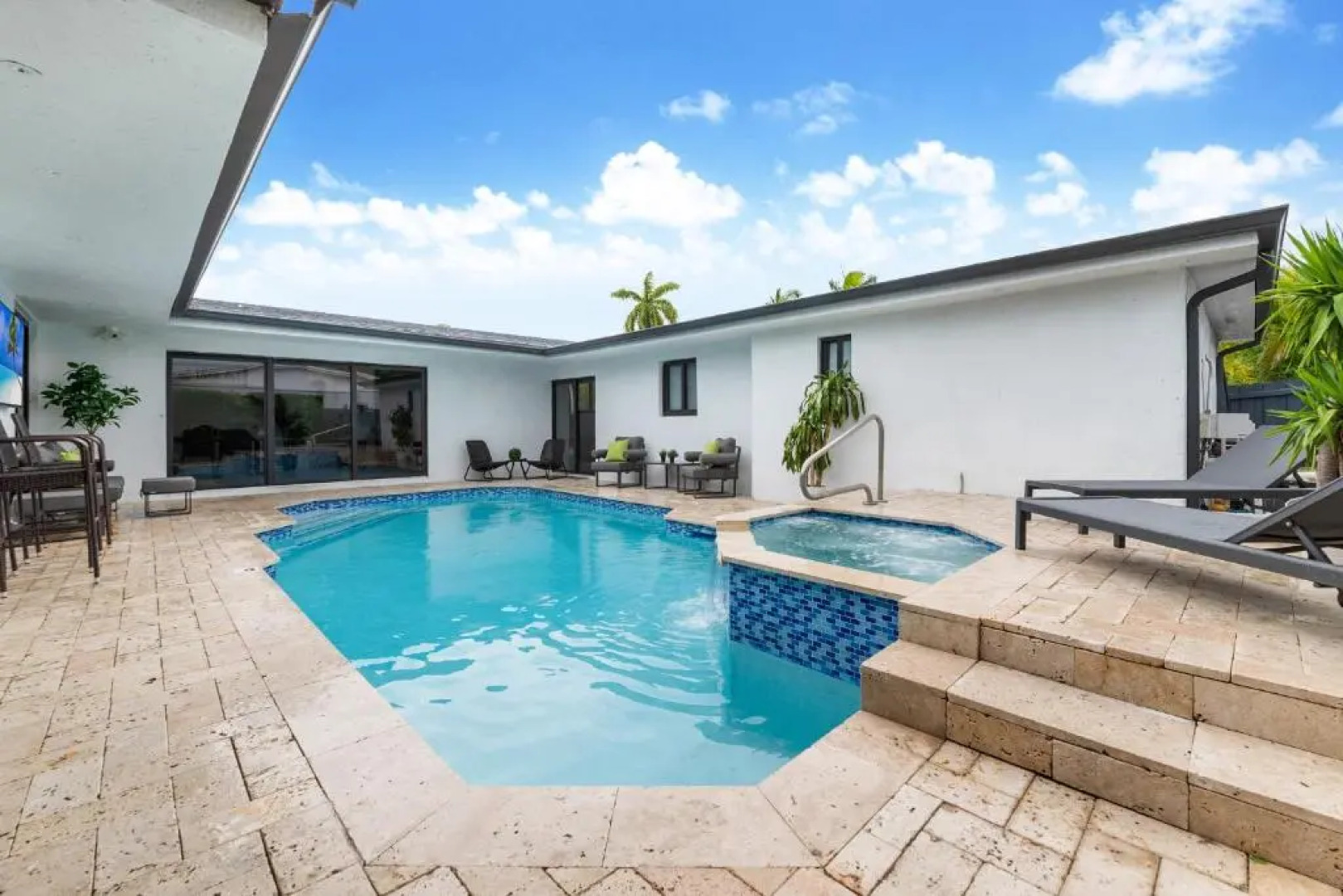 Lux House w/Heated Pool,Jacuzzi ,Basketball Court
