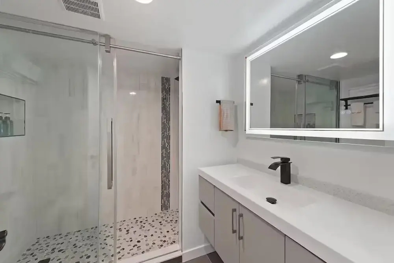 Stylish & Spacious Retreat in Downtown Bellevue