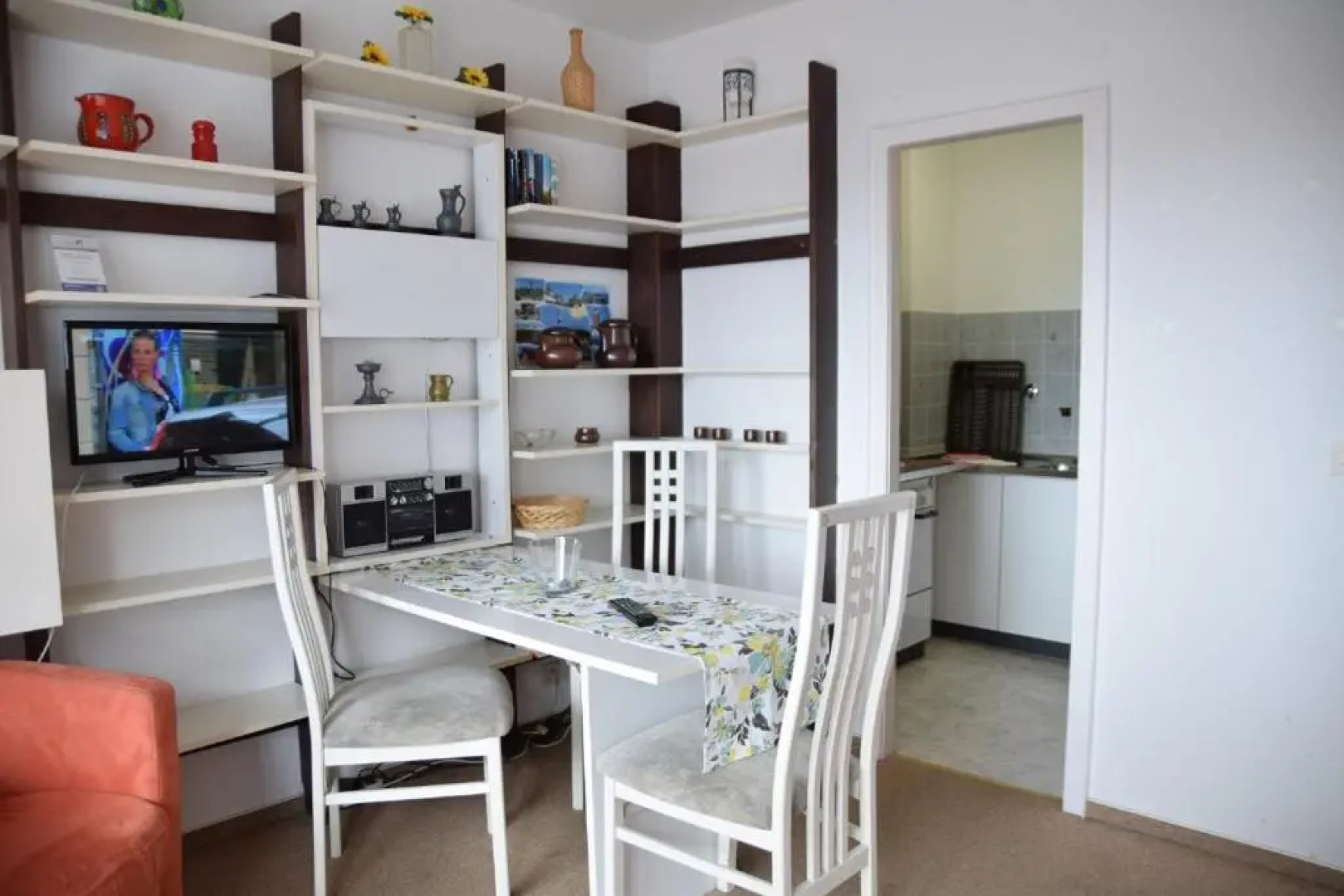 Einfaches 2-Zimmer-Appartement mit Balkon.