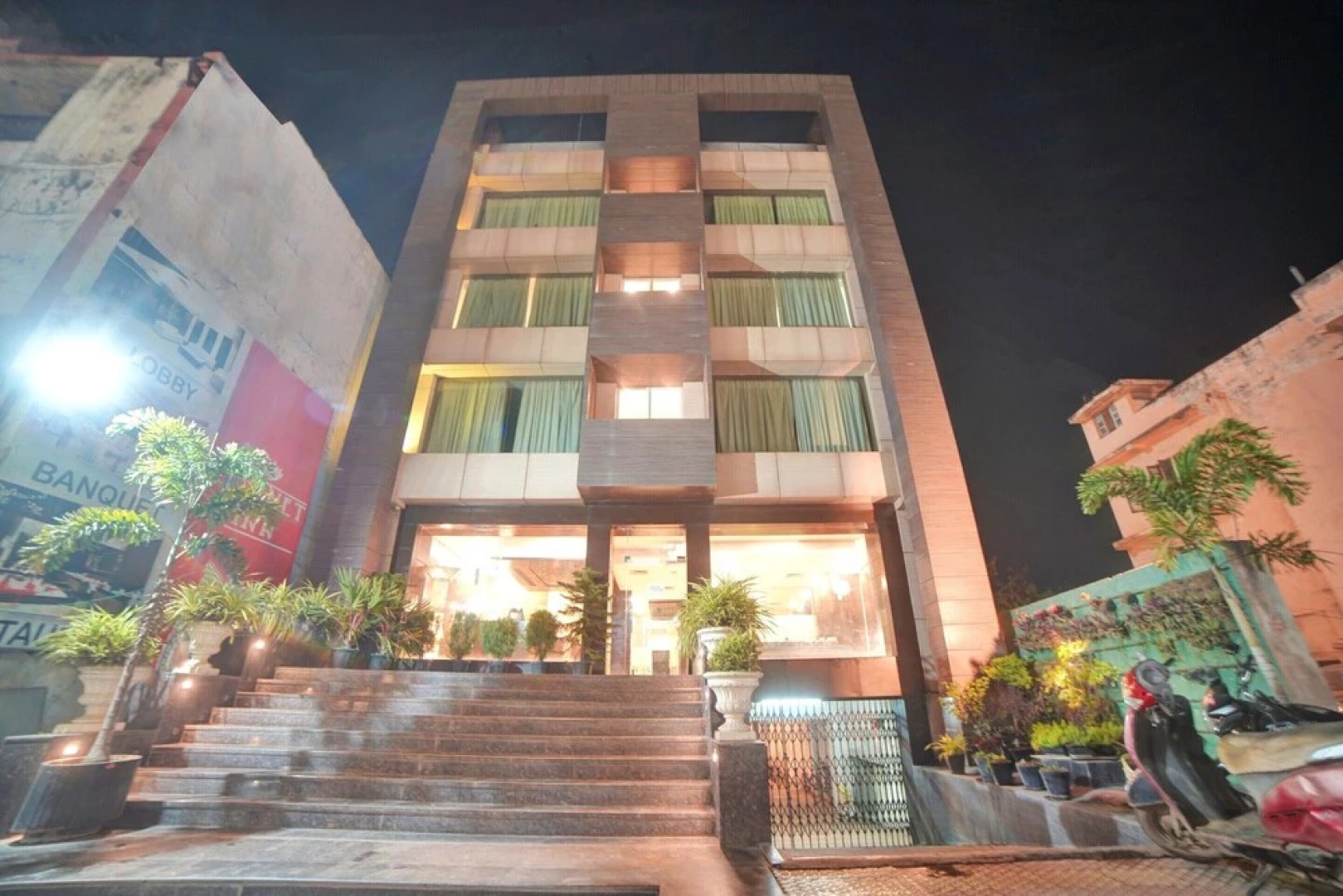 OYO 9580 Hotel Garnet Inn