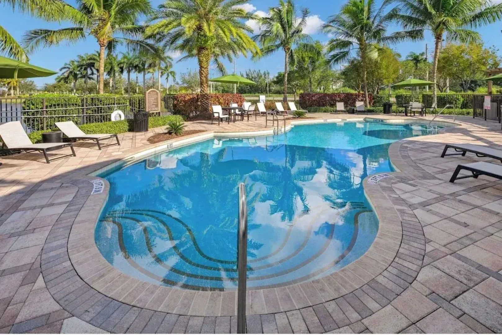 Miramar Apartments By Landing