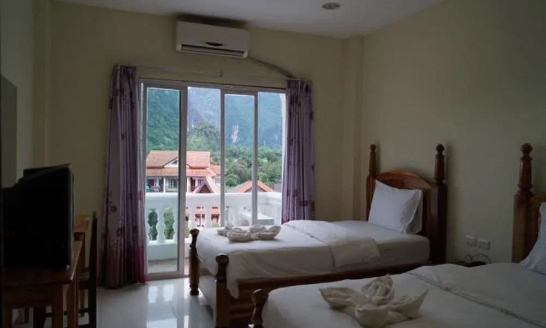 Roung Nakhon Vang Vieng Palace