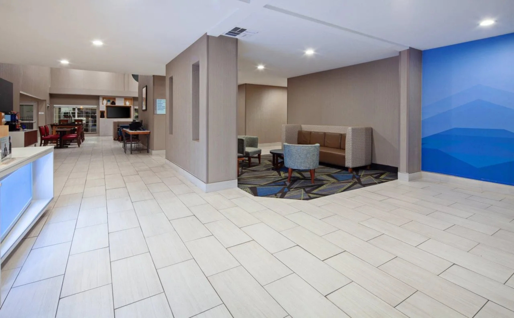 Holiday Inn Express & Suites Tulare by IHG
