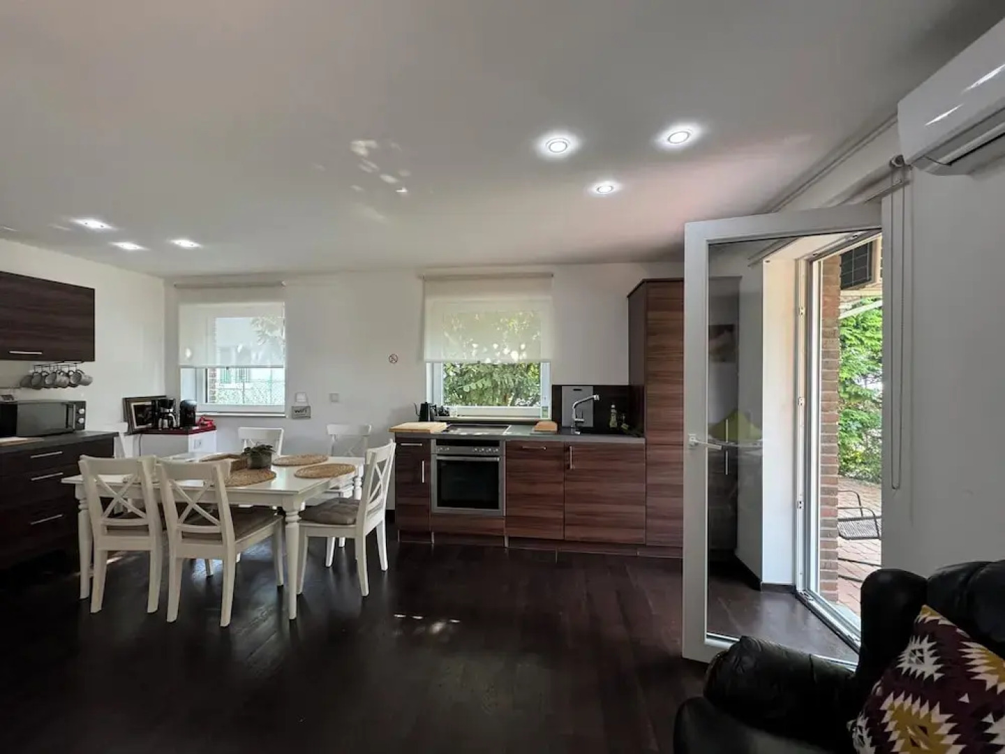 Modern House Gehrden contactless garden