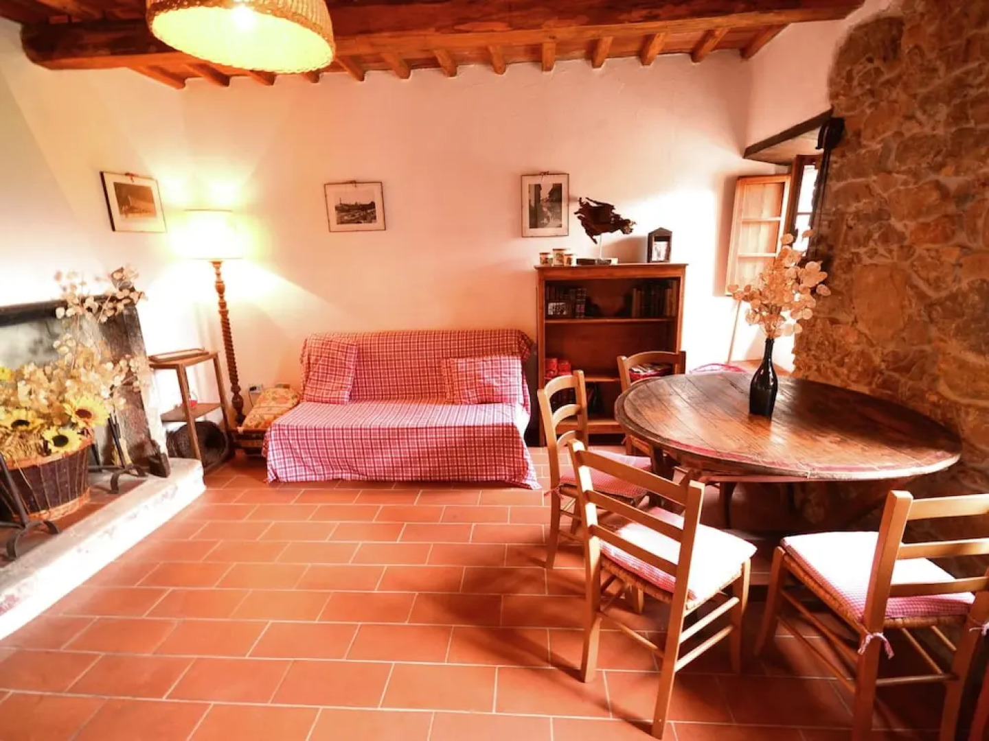 Vintage Cottage in Pescia with Hot Tub