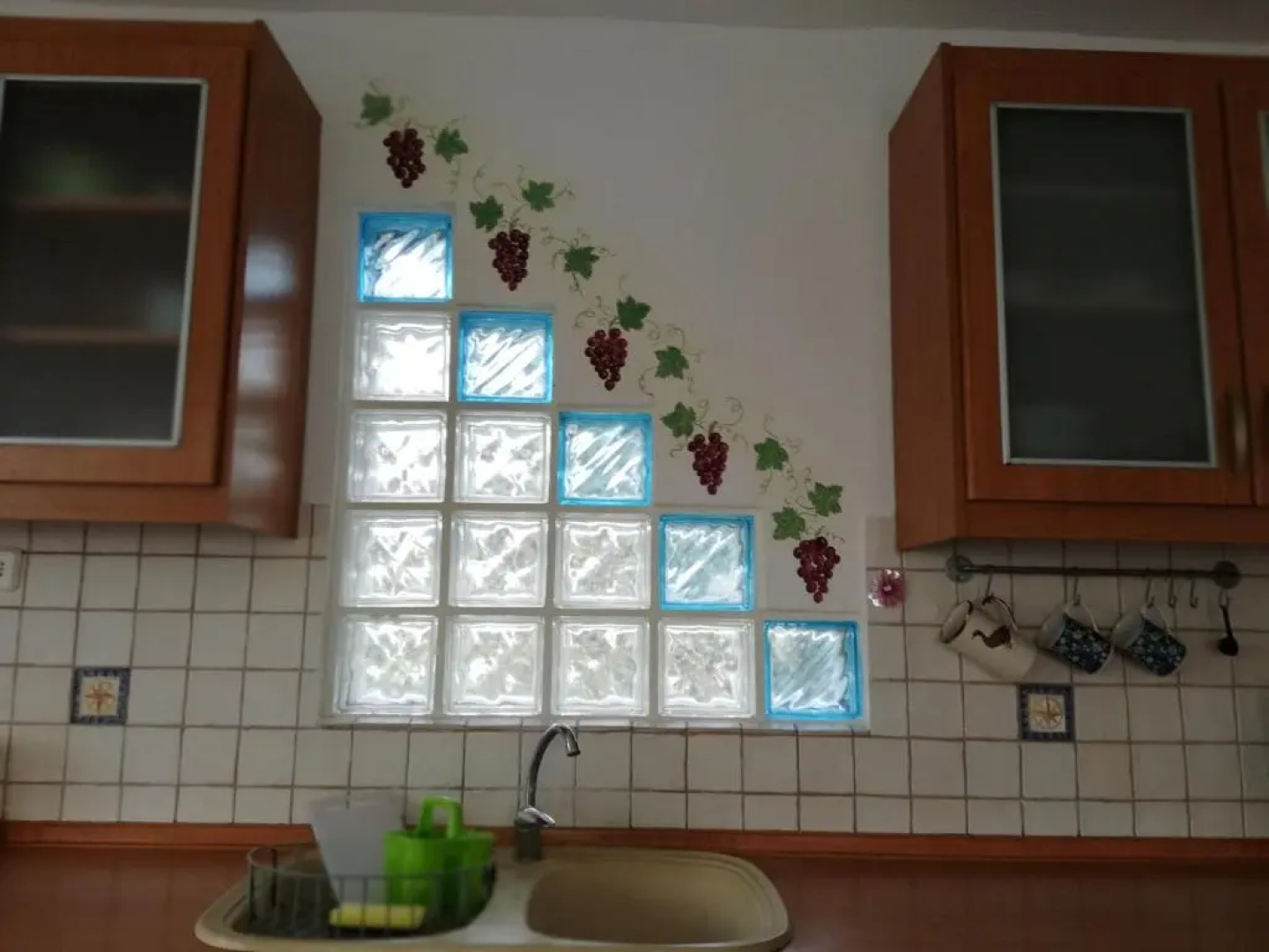 Dora's House comfortable apartment with a yard and view