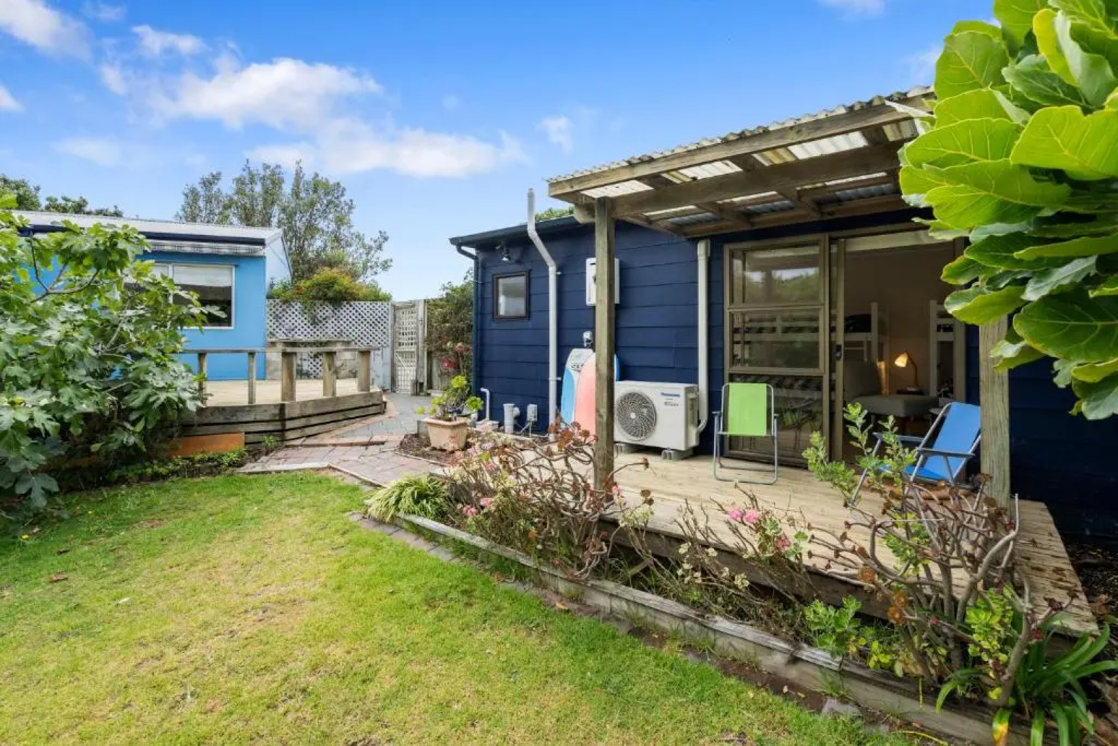 The Wee Blue Bach - Waikanae Beach Holiday Home