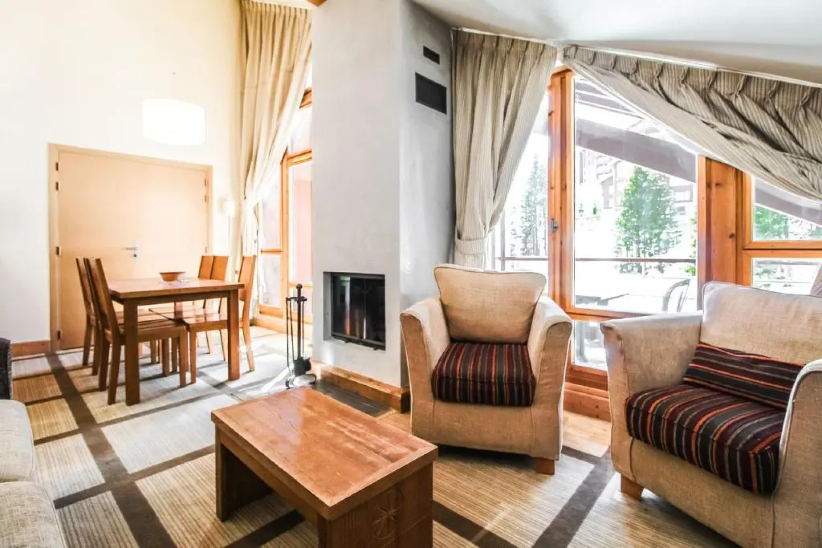 Two internally connecting 2-bed apartments with shared private entrance