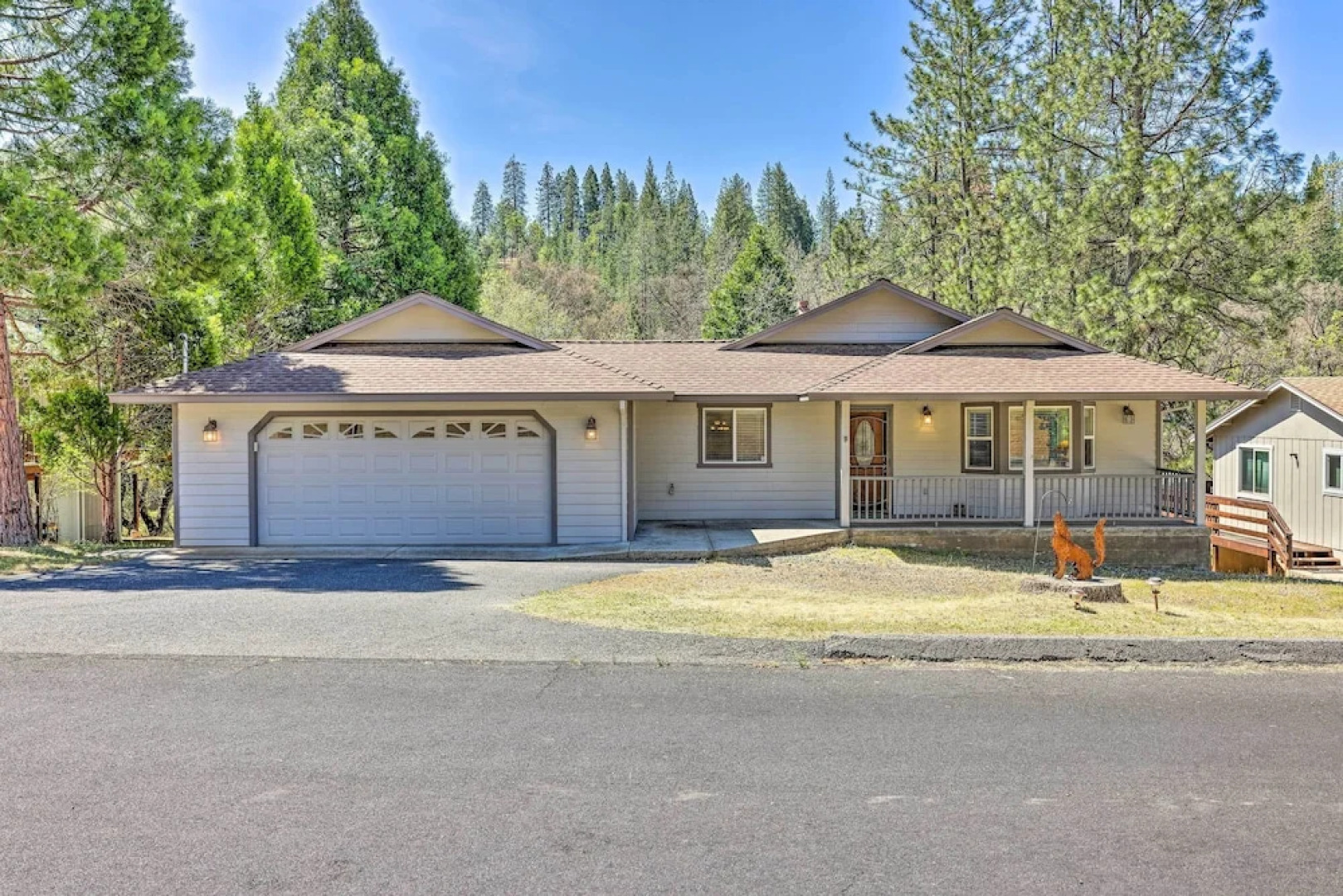 Community Perks: Welcoming Groveland Home