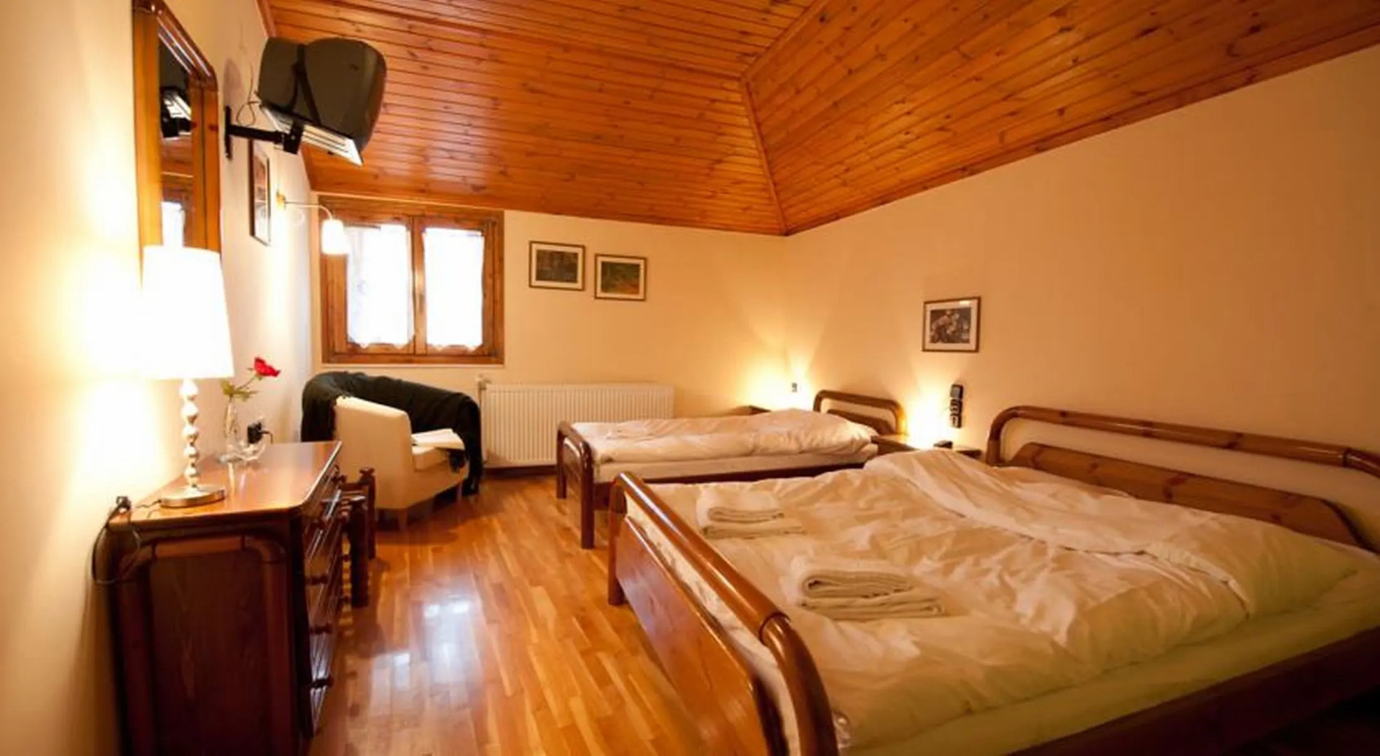 To Balcony tis Agorianis