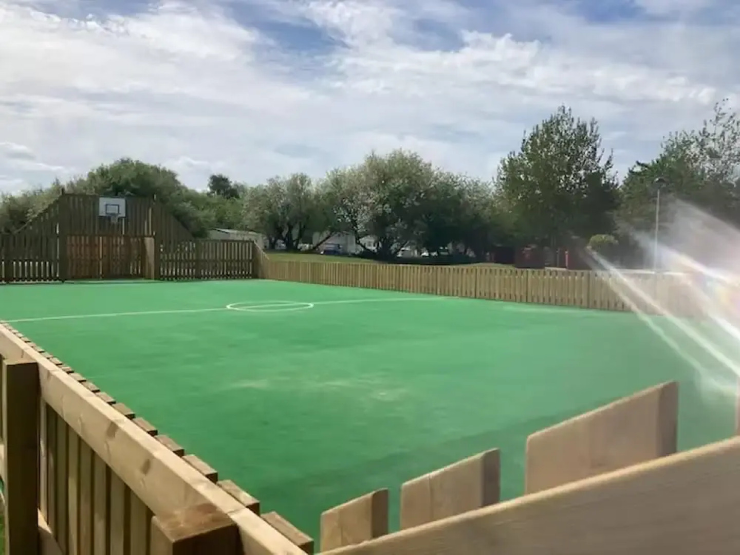 Caravan-sleep8-hottub-freep-balcony-familyfriendly