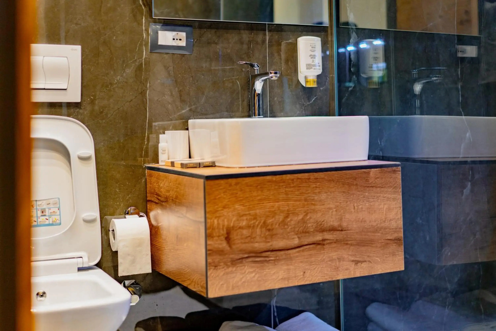 Ador Hotel