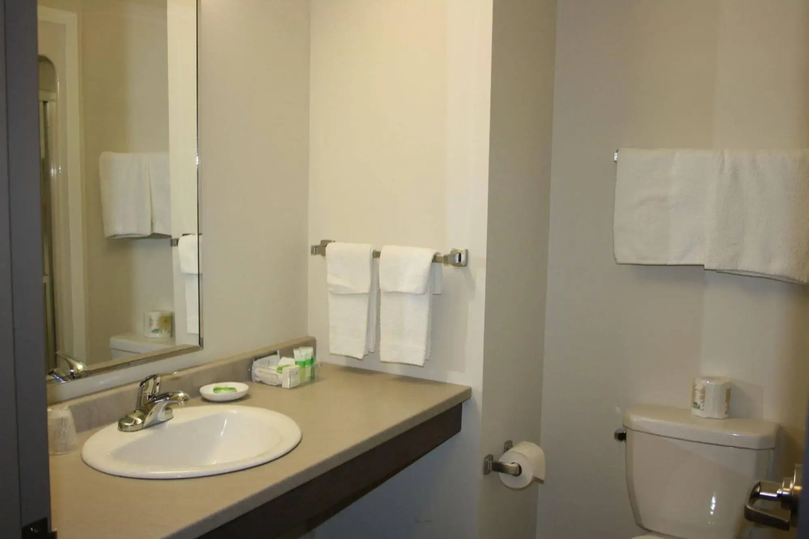 Crossroads Inn & Suites