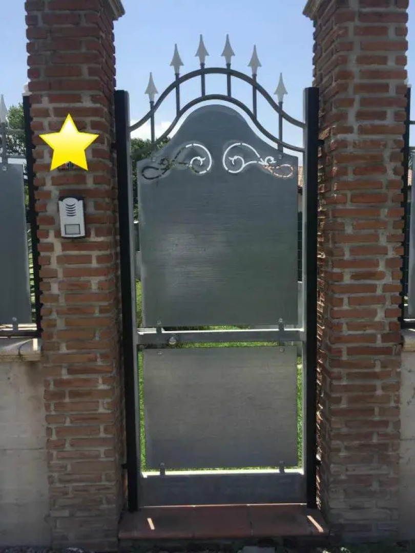 camera con giardino e piscina