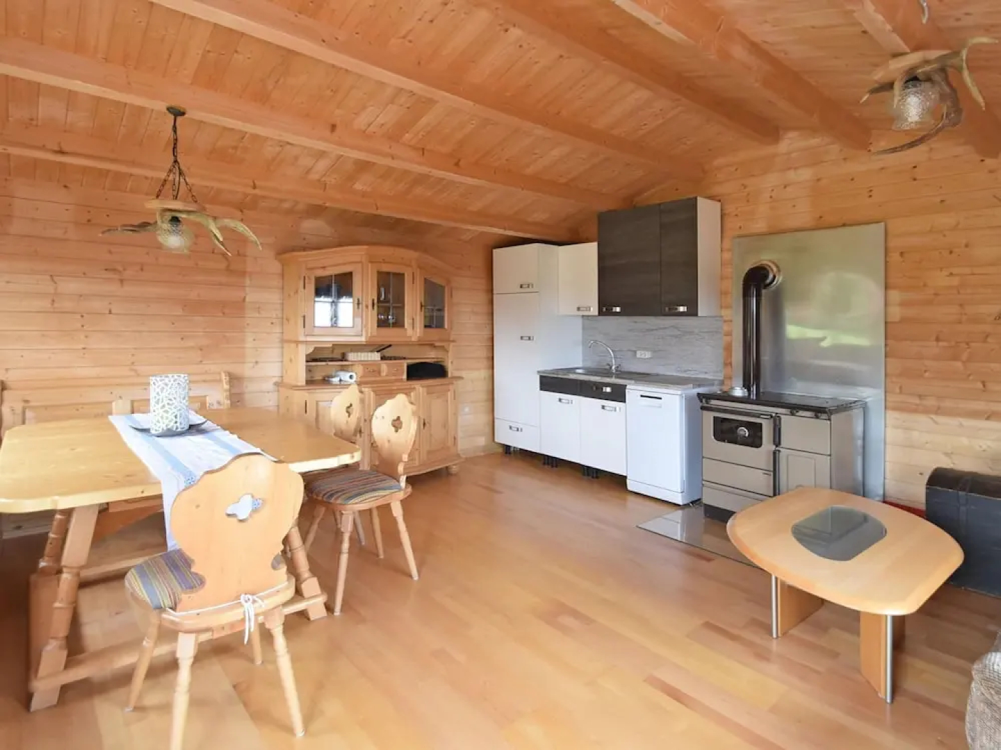 Cushy Apartment with Hot Tub, Sauna, Solarium, BBQ, Balcony