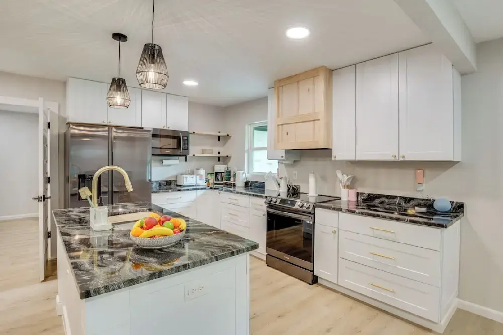 Away in Paris Retreat w/ Workspace, 2 Mi to Dtwn