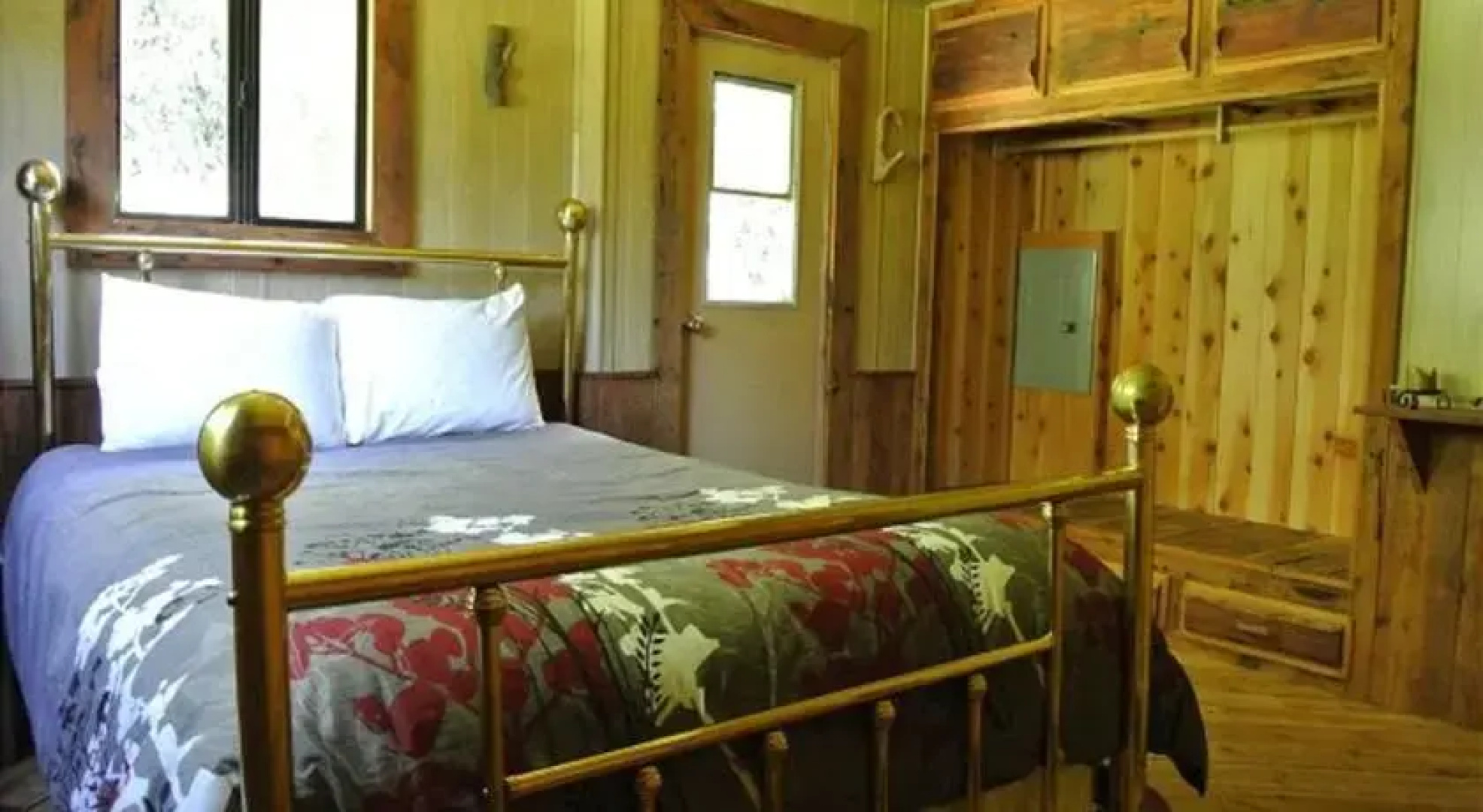RedAwning 1960s Classic Mobile Cabin