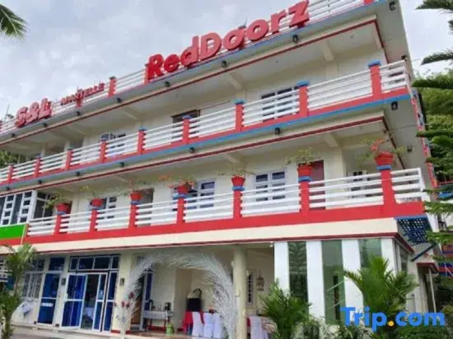 RedDoorz @ S & L Apartelle Daraga Albay