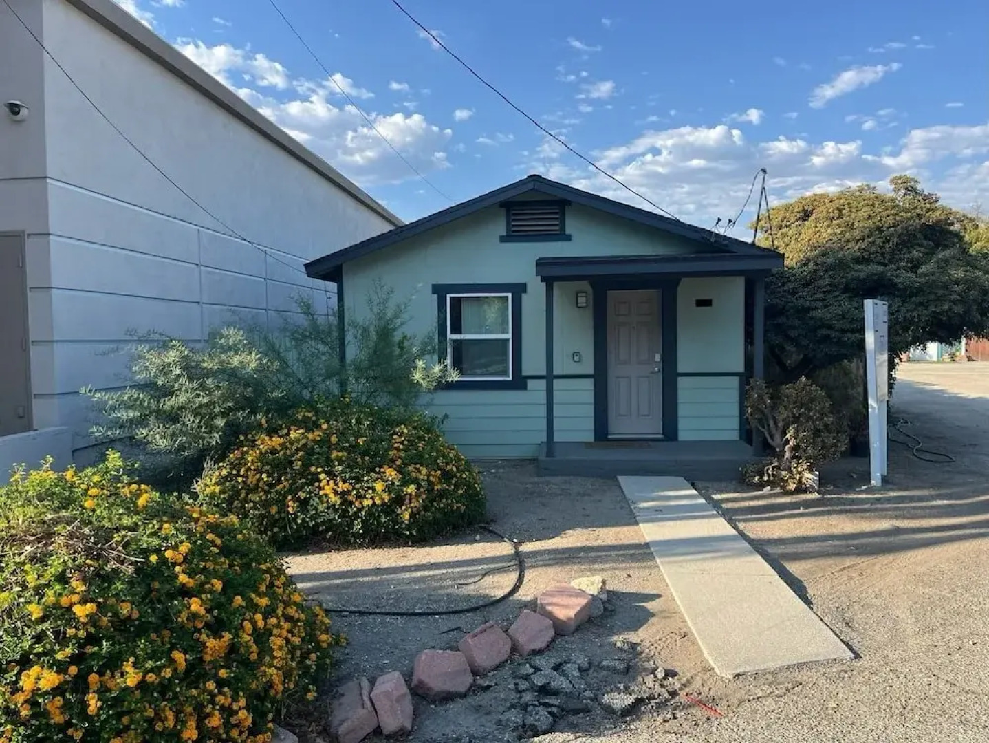 Elegant Country Retreat With Serene Patio Haven