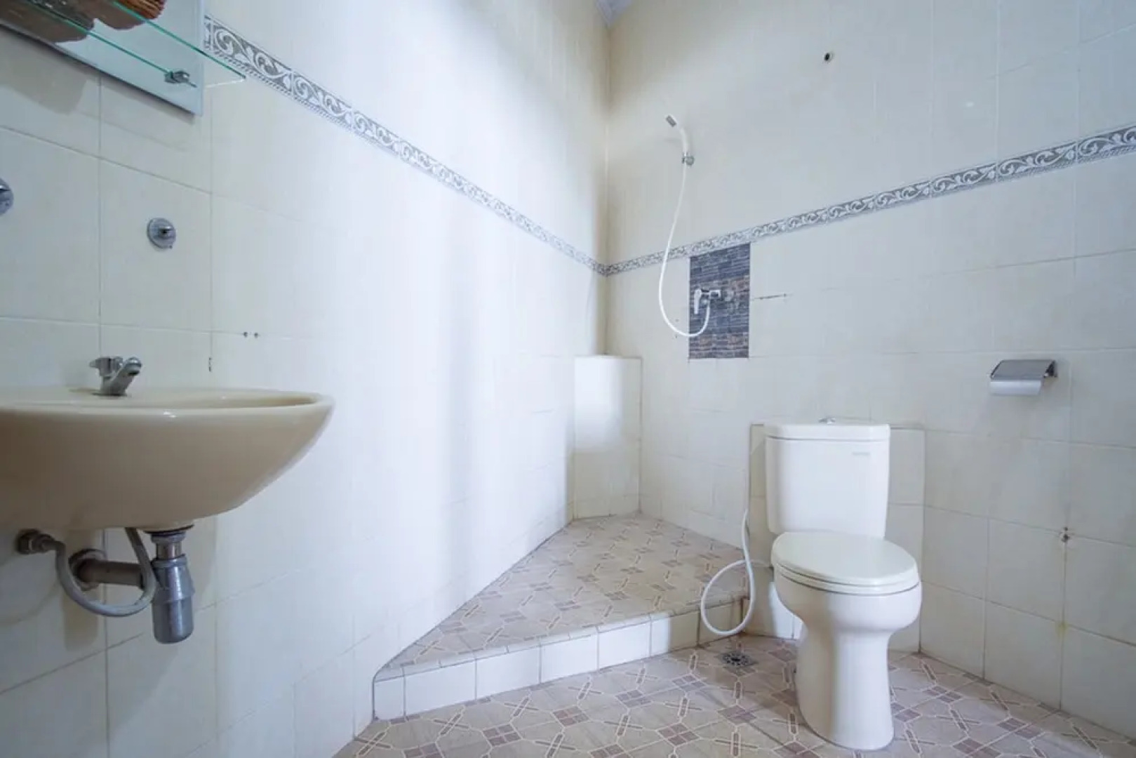 RedDoorz Syariah near Ngade Lake