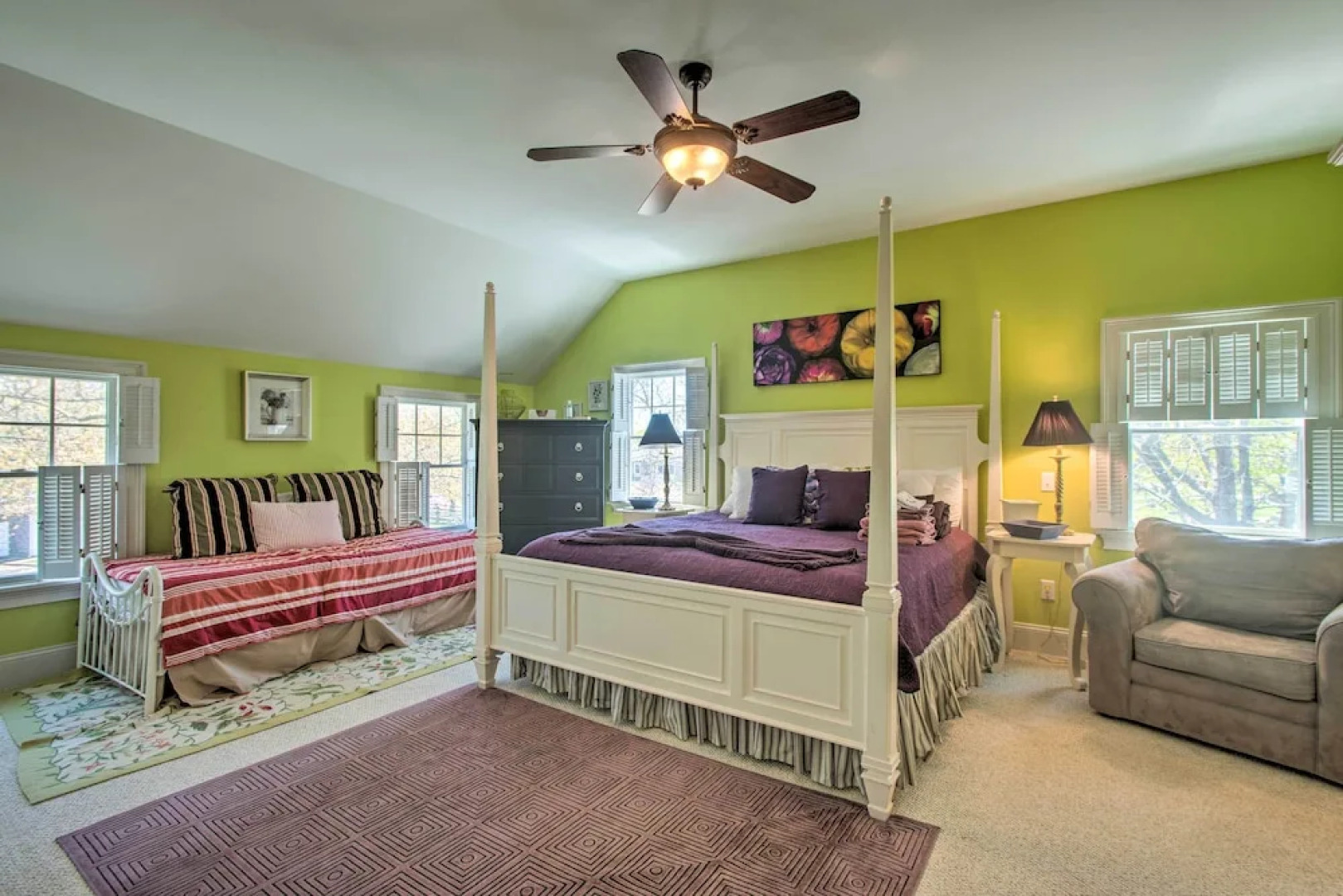 Traditional Martha's Vineyard Home w/ Porch & Yard