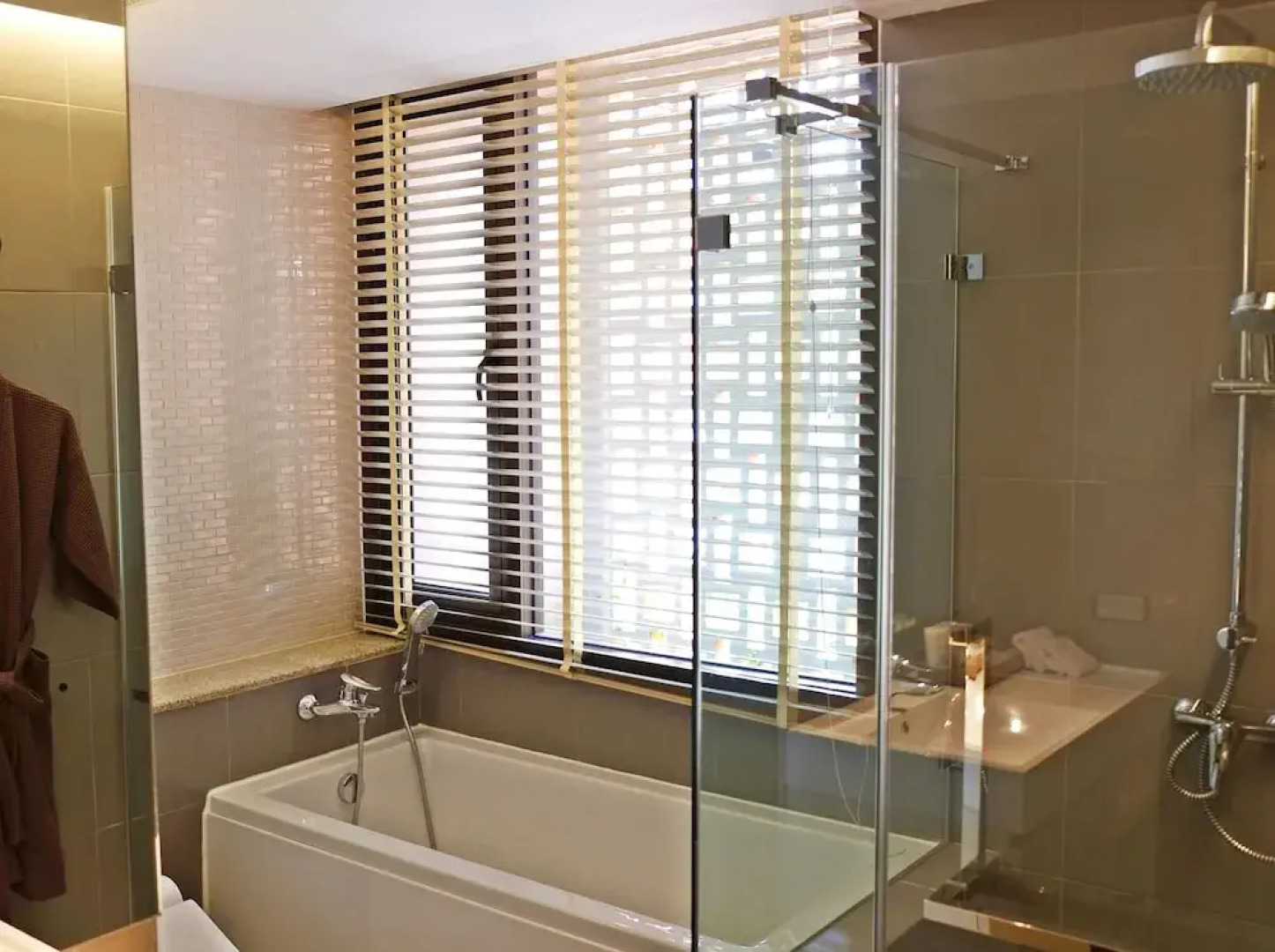 Balcony Courtyard Hotel & Serviced Apartment