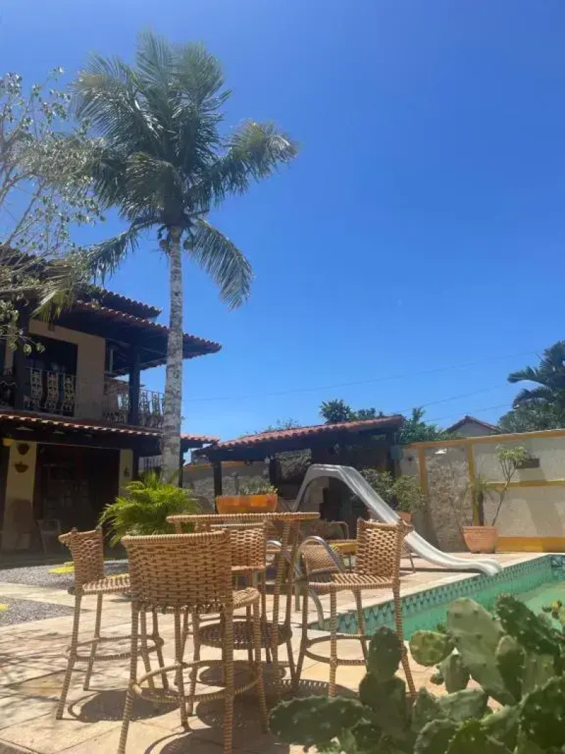 Suíte com varanda vista piscina