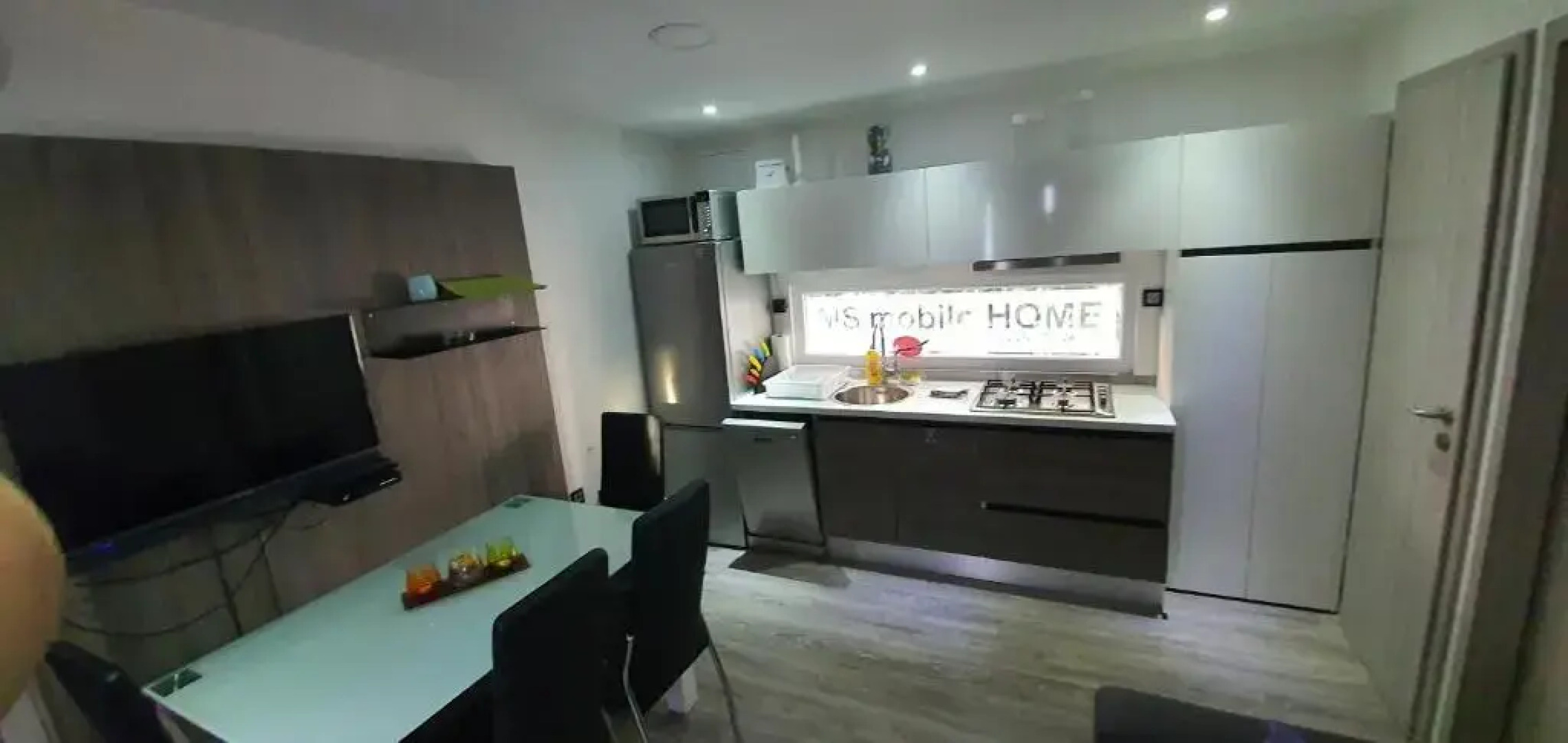 Pirovac Premium Luksuzni Mobile-Home on the beach 6 ležaja satelit tv wifi klima 2 x wc velika terasa full opremljena ljubimci dozvoljeni parkirno mjesto 10m do plaže pogodno za djecu mali obiteljski kamp 100m do centra mjesta