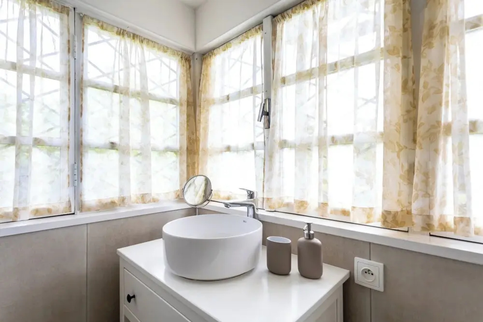 Cottage with pool playground and privacy