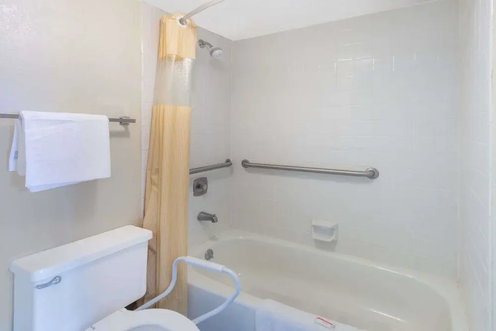 Days Inn & Suites By Wyndham Dayton North