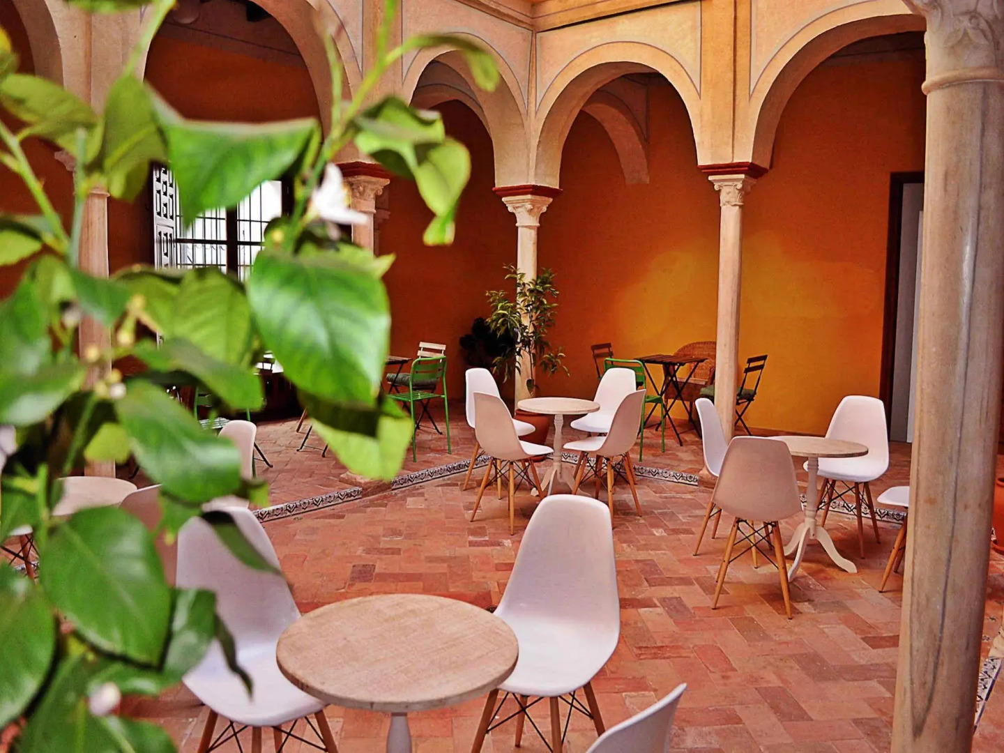 Frenteabastos Hostel & Suites