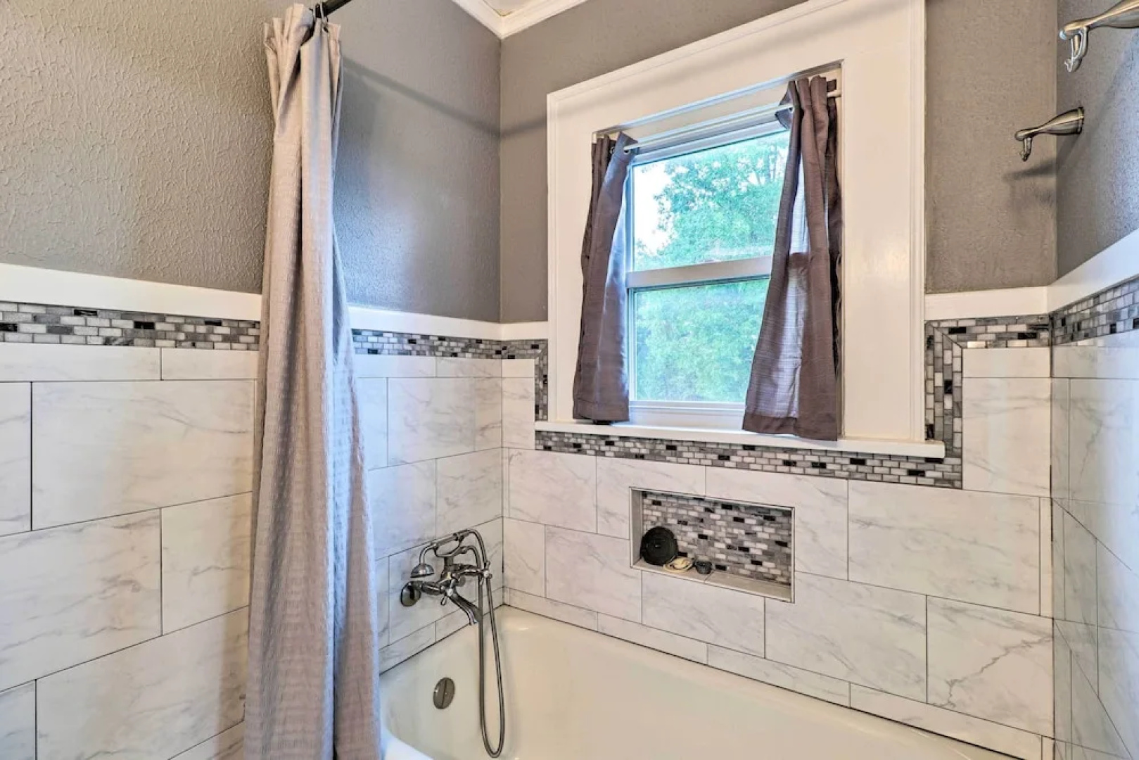 1920s Corsicana Home - Spacious Group Getaway!