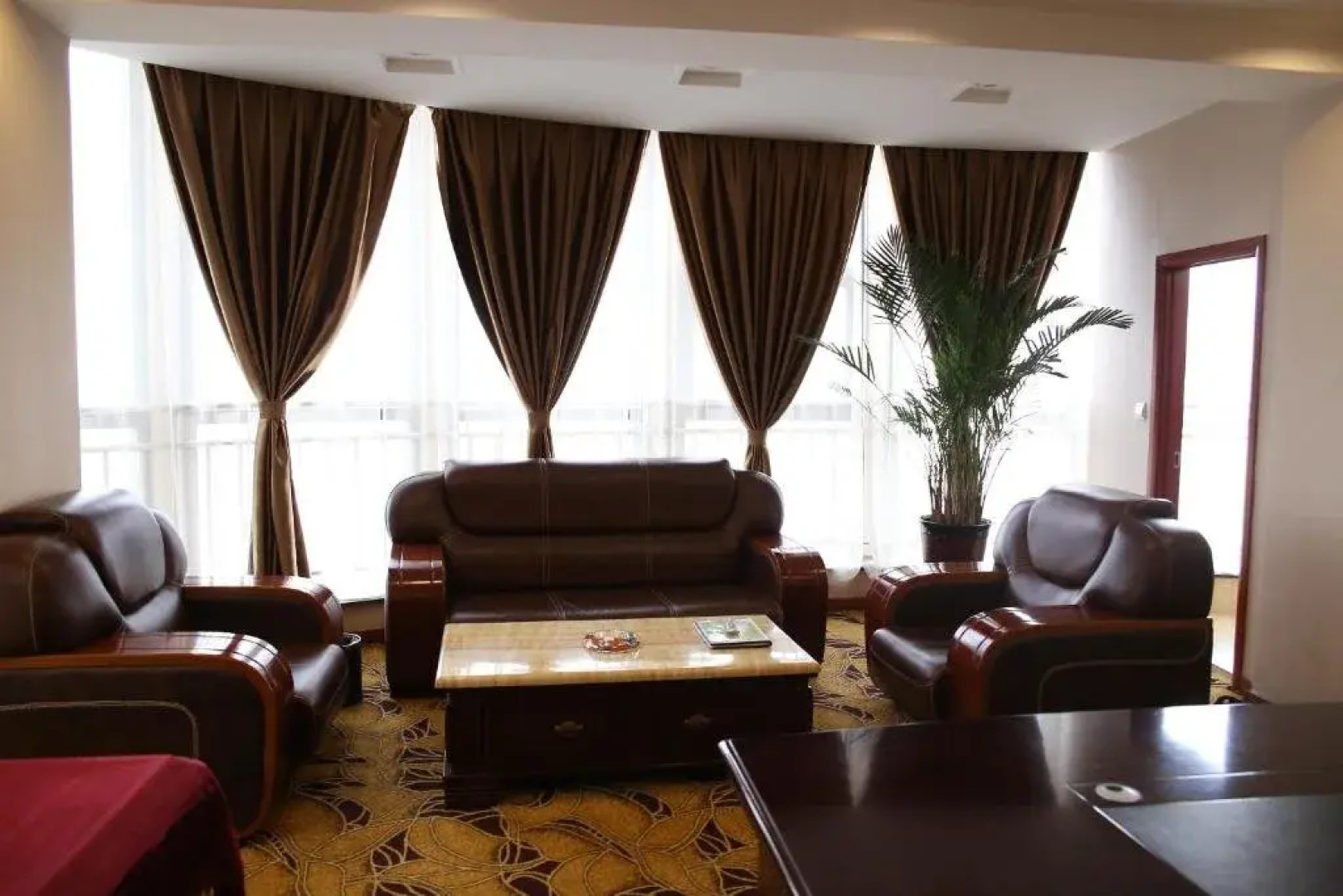 Longhua Business Hotel