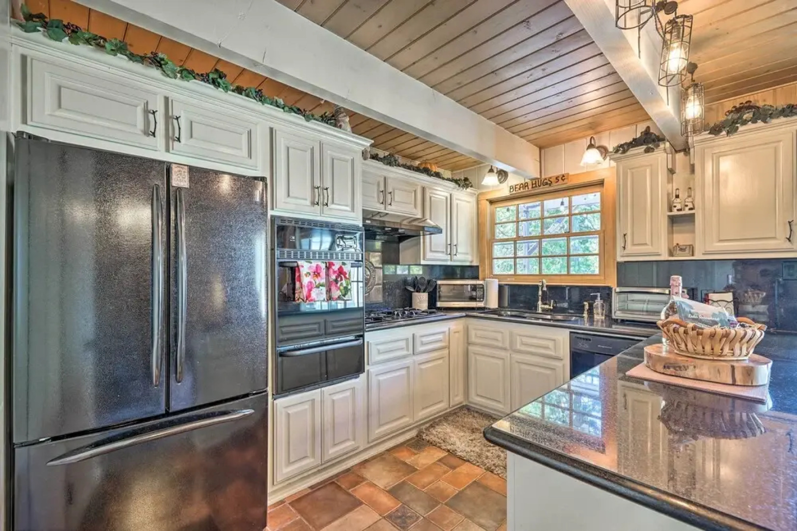 Cute Cabin + Deck < 2 Mi to Lake Arrowhead Village