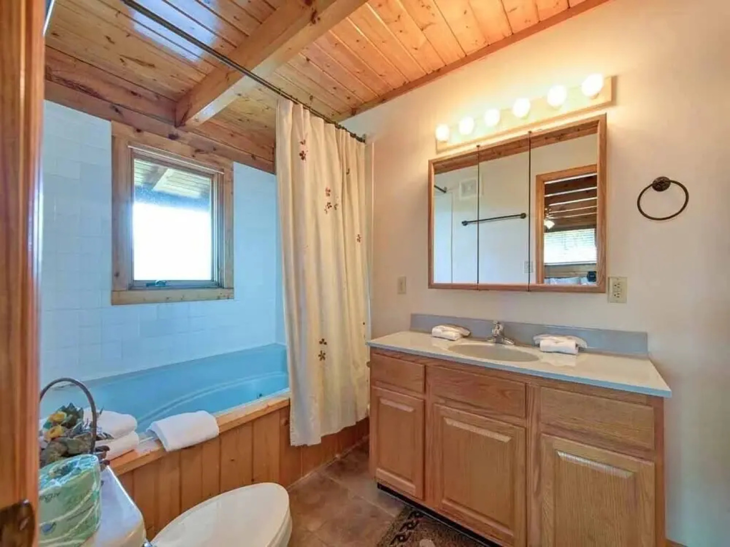 Dreamweaver 2 Bedroom Home with Hot Tub