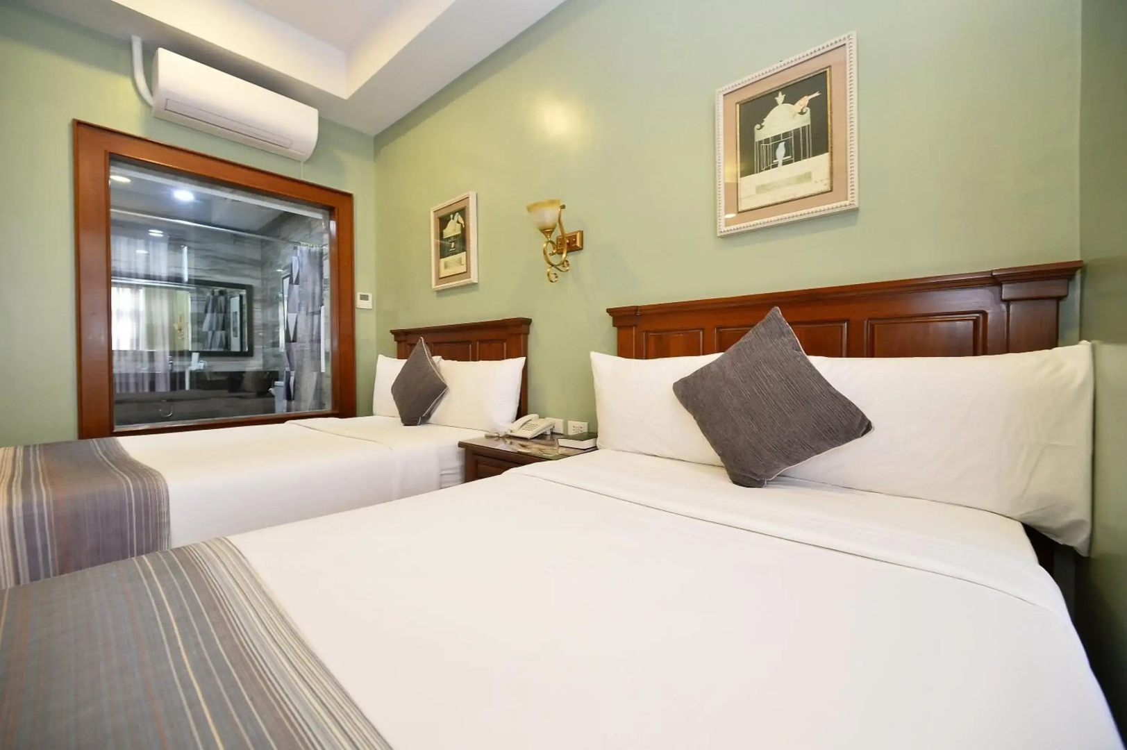 Paragon Hotel and Suites
