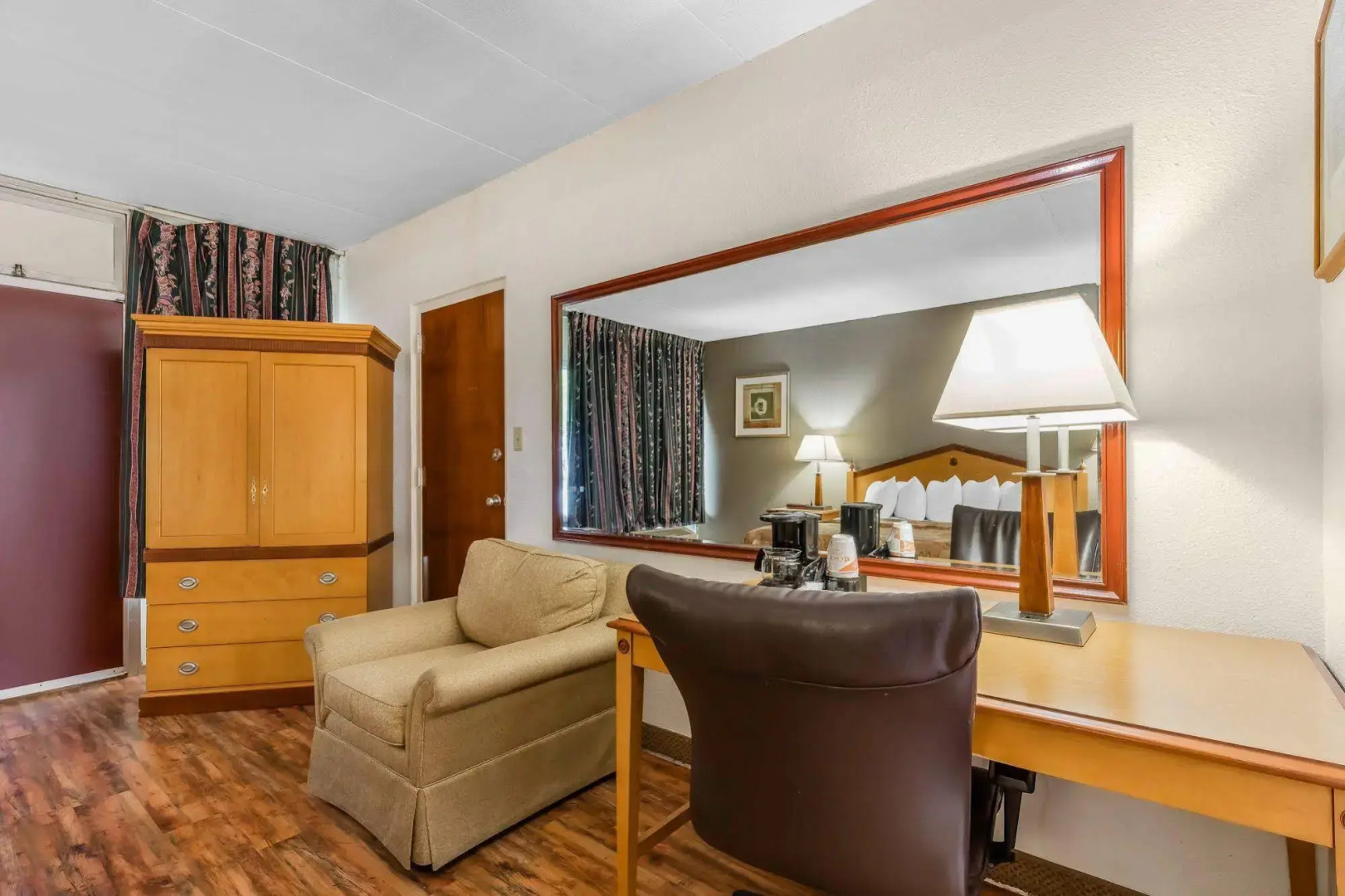 Econo Lodge Inn & Suites